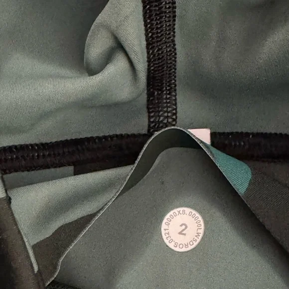 Lululemon Swift Speed High-Rise Tight 25"
Camo Tidewater Teal Size 2 - Picture 11 of 11